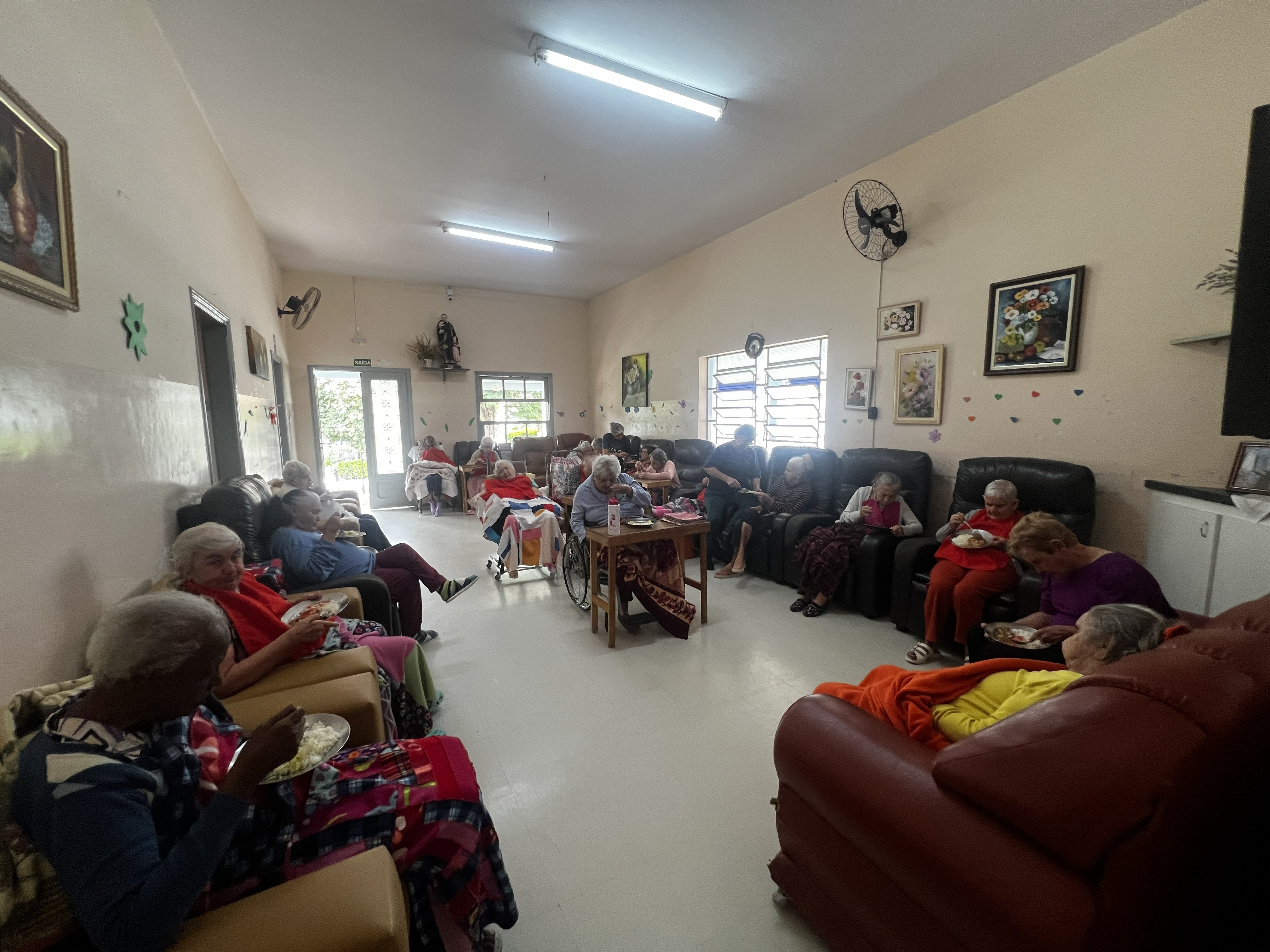 Refeitório e sala de descanso amplo e limpo