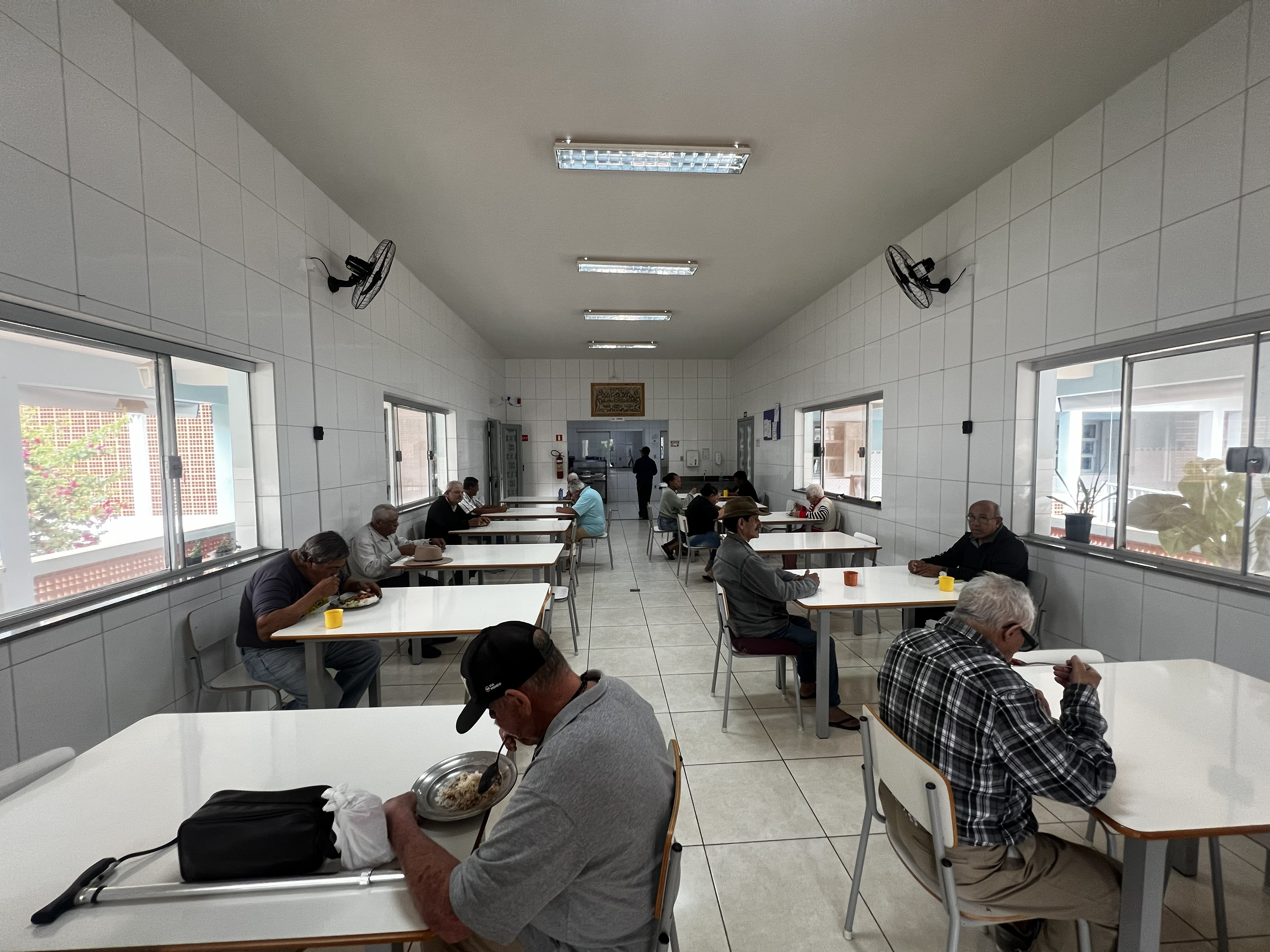 Refeitório amplo e limpo